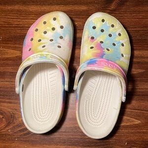 RAINBOW print Crocs! US size 8 women’s (or 6 in men’s)